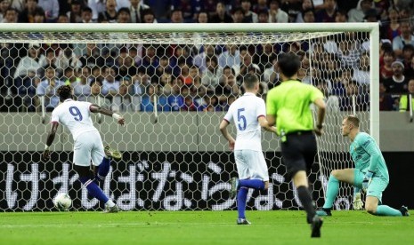 Pemain Chelsea Tammy Abraham (kiri) mencetak gol ke gawang Barcelona pada pertandingan persahabatan pra-musim di Saitama, utara Tokyo, Jepang (23/72019). 