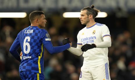 Pemain Chelsea Thiago Silva, kiri, berjabat tangan dengan pemain Real Madrid Gareth Bale pada akhir pertandingan sepak bola perempat final leg pertama Liga Champions antara Chelsea dan Real Madrid di stadion Stamford Bridge di London, Rabu, 6 April 2022. Real Madrid menang 3 1.