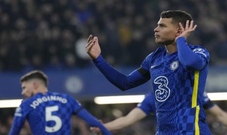 Pemain Chelsea Thiago Silva melakukan selebrasi setelah mencetak gol kedua timnya selama pertandingan sepak bola Liga Premier Inggris antara Chelsea dan Tottenham Hotspur di stadion Stamford Bridge di London, Inggris, Senin (23/1/2022)..