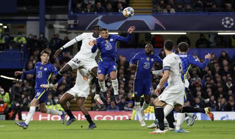 Pemain Chelsea Thiago Silva (tengah) melompat untuk merebut bola dengan pemain Lille Amadou Onana  (kiri tengah) pada pertandingan leg pertama babak 16 besar Liga Champions antara Chelsea dan LOSC Lille di Stadion Stamford Bridge di London, Selasa, 22 Februari 2022. Chelsea menang 2-0 di laga itu.