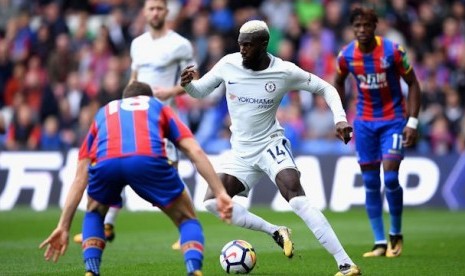 Pemain Chelsea Tiemoue Bakayoko mencoba melewati adangan pemain Crystal Palace pada pekan kedelapan Liga Primer Inggris musim 2017/2018 di Selhurst Park, Sabtu (14/10). Chelsea takluk 1-2. 