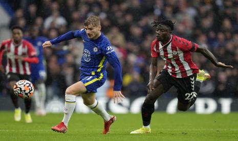 Striker Chelsea Timo Werner, kiri, berduel memperebutkan bola dengan pemain Southampton Mohammed Salisu selama pertandingan sepak bola Liga Primer Inggris antara Chelsea dan Southampton di Stadion Stamford Bridge di London, Sabtu, 2 Oktober 2021.h