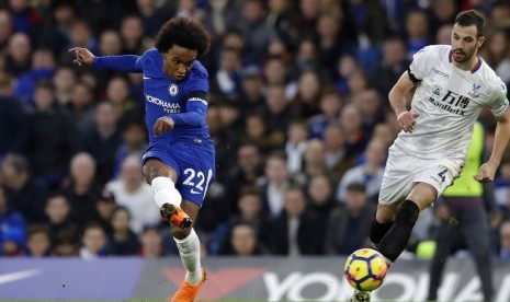 Pemain Chelsea, Willian (kiri), mencetak gol ke gawang Crystal Palace dalam pertandingan Liga Primer Inggris dalam laga yang digelar di Stamford Bridge, Sabtu (10/3) waktu setempat