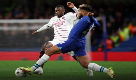 Pemain Chelsew Reece James (kanan) berebut bola dengan penggawa Milan Fode Ballo-Toure saat laga lanjuta Grup E Liga Champions di Stamford Bridge, Kamis (6/10/2022).