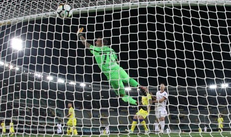 Pemain Chievo Bostjan Cesar melakukan gol bunuh diri ketika timnya menjamu AC MIlan pada lanjutan Liga Italia Serie A, di Stadion Bentegodi, Verona, Kamis (26/10) dini hari WIB. Milan menang 4-1. 