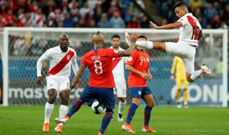 Pemain Cile Arturo Vidal berebut bola dengan pemain Peru Yoshimar Yotun (kanan) dalam pertandingan semifinal Copa America 2019, Kamis (4/7) pagi WIB.