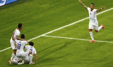 Pemain Cile melakukan selebrasi usai menjebol gawang Spanyol di laga Grup B Piala Dunia 2014 di Stadion Maracana, Rio de Janeiro, Rabu (18/6). 