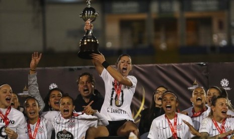 Pemain Corinthians, Gabriela Zanotti, mengangkat trofi usai memenangkan Copa Libertadores Wanita mengalahkan Ferroviaria di Stadion Atahualpa, Quito, Ekuador, Selasa (28/10) WIB. 