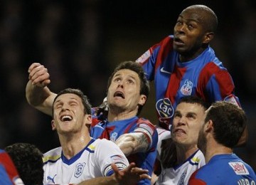 Pemain Crystal Palace (biru) terlibat duel udara dengan pemain Cardiff City di laga semifinal Piala Carling di Palace's Selhurst Park stadium, London. 