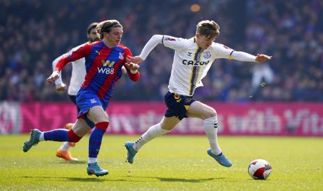 Pemain Crystal Palace Connor Gallagher (kiri) mengejar pemain Everton Anthony Gordon dalam pertandingan Piala FA, Ahad (20/3/2022).