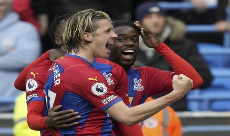 Pemain Crystal Palace Conor Gallagher (tengah) merayakan golnya ke gawang Manchester City dalam lanjutan Liga Primer Inggris, Sabtu (30/10). Palace menekuk City 2-0 dalam laga tersebut.