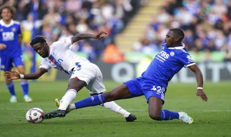 Pemain Crystal Palace Eberechi Eze dan Leicester City Jeffrey Schlupp (kanan) berebut bola dalam pertandingan Liga Primer Inggris di Stadion King Power, Leicester, Sabtu (15/10/2022).