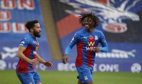 Pemain Crystal Palace Eberechi Eze (kanan) merayakan golnya ke gawang Leeds United dalam laga Liga Primer Inggris, Sabtu (7/11).