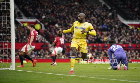 Pemain Crystal Palace Jean-Philippe Mateta merayakan gol kedua timnya ke gawang Manchester United dalam pertandingan sepak bola Liga Primer Inggris di Stadion Old Trafford, Manchester, Ahad, 2 Februari 2025. 