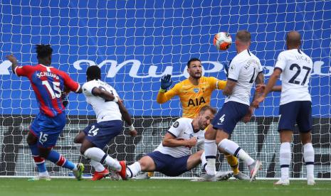 Pemain Crystal Palace, Jeffrey Schlupp (kiri) mencetak gol ke gawang Tottenham Hotspur. Kedua tim bermain imbang 1-1 namun cukup memberikan Tottenham tiket berlaga di kualifikasi Liga Europa musim depan.