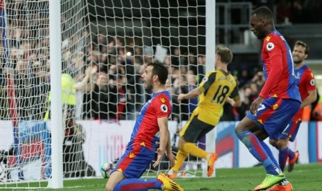 Pemain Crystal Palace Luka Milivojevic (kiri) merayakan golnya ke gawang Arsenal. Palace mengalahkan Arsenal 3-0, Selasa (11/4) dini hari WIB.