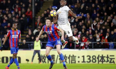 Pemain Crystal Palace Martin Kelly berebut bola dengan gelandang Manchester United Paul Pogba (kanan).