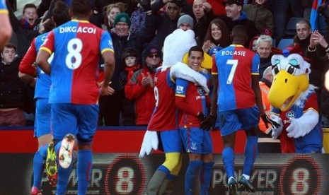 Pemain Crystal Palace,Tom Ince (tengah, dipeluk maskot) merayakan golnya bersama rekan-rekannya.