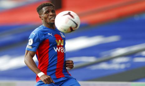 Pemain Crystal Palace, Wilfried Zaha, mengontrol bola saat menghadapi Southampton di laga pekan pertama Liga Primer Inggris di Stadion Selhurst Park, London, Sabtu (12/9).