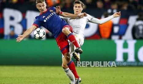 Pemain CSKA Moskow Fedor Chalov membayangi striker Manchester United Victor Lindelof  pada pertandingan Group A UEFA Champions League antara CSKA Moscow melawan Manchester United di Stadion VEB Arena, Moskow, Russia.