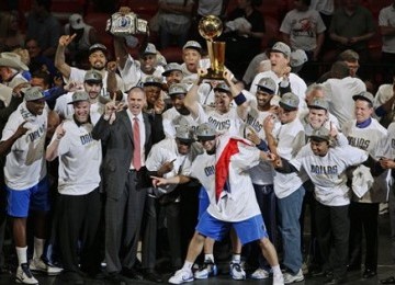 Pemain Dallas Mavericks bersuka ria usai memastikan gelar juara NBA.