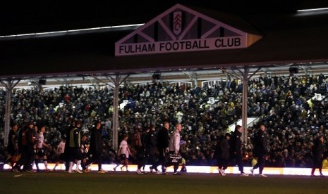  Pemain dan offisial Fulham serta Manchester United memasuki ruang ganti menyusul insiden mati lampu dalam pertandingan yang digelar di Stadion Craven Cottage.  