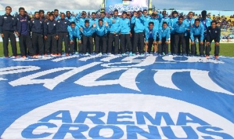 Pemain dan ofisial Arema Cronus berfoto saat peluncuran tim di Stadion Kanjuruhan, Malang, Ahad (15/2).