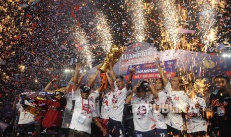 Pemain dan ofisial Arema Cronus mengangkat trofi juara Piala Bhayangkara di Stadion Utama Gelora Bung Karno, Jakarta, Minggu (3/4).ANTARA FOTO/Sigid Kurniawan