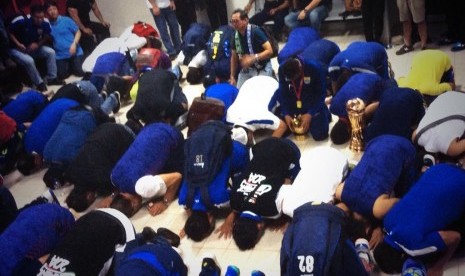 Pemain dan ofisial Persib Bandung melakukan sujud syukur di ruang ganti pemain.