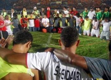 Pemain dan ofisial Persipura Jayapura berdoa bersama di lapangan usai memastikan gelar juara ISL.