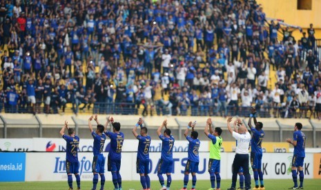 Pemain dan pelatih Persib melakukan penghormatan kepada penonton usai pertandingan Gojek Traveloka Liga 1 di Stadion Si Jalak Harupat, Kab Bandung, Sabtu (9/9). Pertandingan berakhir dengan skor 2-2 setelah tim tuan rumah tertinggal dua kali oleh dua gol tamu.