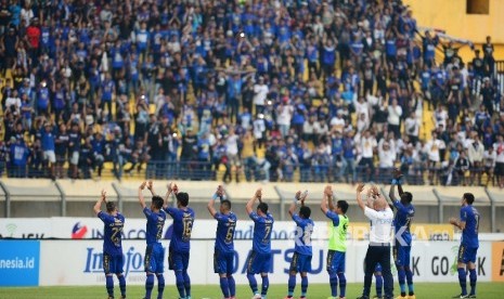 Pemain dan pelatih Persib melakukan penhormatan kepada penonton usai pertandingan Gojek Traveloka Liga 1 di Stadion Si Jalak Harupat, Kab Bandung, Sabtu (9/9).