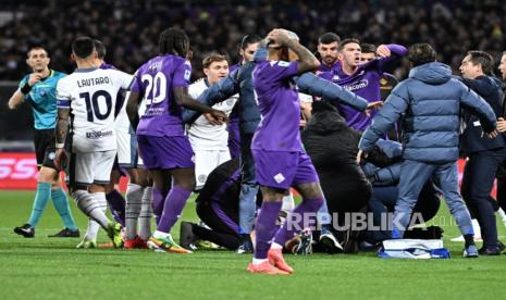 Pertandingan Fiorentina vs Inter Milan ditunda setelah 16 menit karena Edoardo Bove pingsan dalam laga di Stadion Artemio Franchi, Florence, 1 Desember 2024.