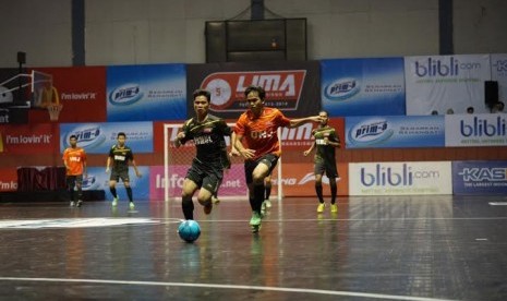 Pemain dari tim futsal putra Universitas Negeri Jakarta dan Universitas Mulawarman Samarinda berebut bola dalam pertandingan semifinal LIMA Futsal