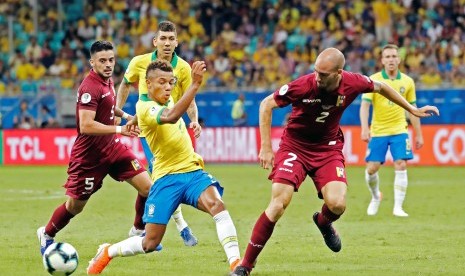 Pemain David Neres (tengah) berduel bola dengan pemain Venezuela Mikel Villanueva (kanan) dalam pertandingan Grup A Copa America 2019 di Stadion Arena Fonte Nova, Salvador, Brasil, Rabu (19/6) pagi WIB. 