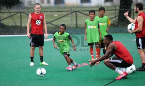 Pemain DC United memberikan 'coaching clinic' kepada anak-anak di Lapangan Hoki Senayan, Jakarta, Rabu (4/12). (Republika/ Wihdan)