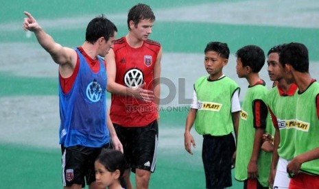 Pemain DC United memberikan 'coaching clinic' kepada anak-anak di Lapangan Hoki Senayan, Jakarta, Rabu (4/12). (Republika/ Wihdan)