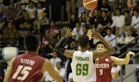 Pemain debutan timnas basket putra Indonesia Avan Seputra (kanan) mengoper bola ke arah rekannya Christian Ronaldo Sitepu (kiri) melewati pebasket India Isaac Thuruthel Thomas pada final bola basket Turnamen Invitasi Asian Games 2018 di Hall Basket Senayan, Jakarta, Senin (12/2). 