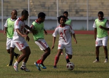 Pemain Deltras Sidoarjo melakukan latihan dan sekaligus ujicoba lapangan di Stadion Gelora Delta Sidoarjo.