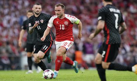 Pemain Denmark Christian Eriksen, tengah, dan pemain Kroasia Marcelo Brozovic, kiri, berebut bola dalam pertandingan UEFA Nations League antara Denmark dan Kroasia di Parken Stadium di Kopenhagen, Denmark, Jumat, 10 Juni 2022. 