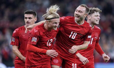 Pemain Denmark Kasper Dolberg (kedua kiri) merayakan gol dengan rekan setimnya Christian Eriksen, kanan tengah, Joachim Maehle dan Andreas Skov Olsen, kanan, selama pertandingan sepak bola UEFA Nations League antara Denmark dan Prancis di Parken Stadium di Kopenhagen, Denmark, Ahad 25 September, 2022. 