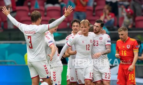 Pemain Denmark Kasper Dolberg, tengah, merayakan dengan rekan satu timnya setelah mencetak gol pertama timnya pada pertandingan babak 16 besar Piala Eropa 2020 antara Wales dan Denmark di Johan Cruyff ArenA di Amsterdam, Belanda, Sabtu (26/6).