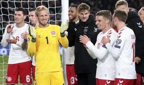 Pemain Denmark merayakan keberhasilan lolos ke putaran final Piala Eropa 2020, usai menahan imbang Republik Irlandia