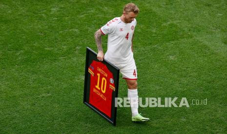 Kapten Denmark Simon Kjaer membawa jersey yang didedikasikan untuk rekan setimnya Christian Eriksen.