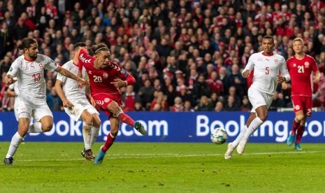 Pemain Denmark Yussuf Poulsen (jersey nomor 20) mencetak gol ke gawang Swiss dalam pertandingan kualifikasi Piala Eropa 2020 di Stadion Telia Parken, Kopenhagen, Ahad (13/10) WIB.