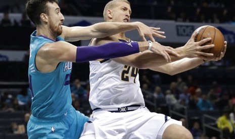 Pemain Denver Nuggets Mason Plumlee (24) dan pemain Charlotte Hornets Frank Kaminsky (44) tampak berebutan bola basket di pertandingan NBA di Charlotte, Sabtu (8/12).