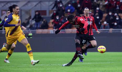 Pemain depan AC Milan Rafael Leao mencetak gol ke gawang AS Roma dalam laga lanjutan Serie A Liga Italia di San Siro, Milan, Jumat (7/1/2022) dini hari WIB. Milan mengalahkan AS Roma 3-1.