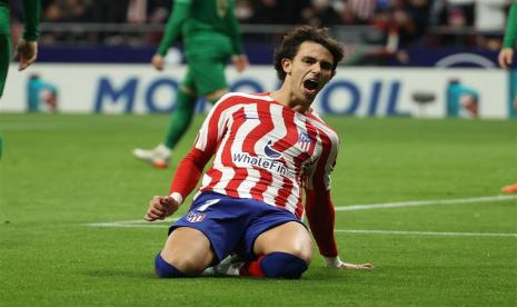 Pemain depan Atletico Madrid Joao Felix merayakan gol dalam pertandingan lanjutan la Liga antara Atletico Madrid melawan Elche CF di Civitas Metropolitano Stadium, Madrid Spanyol