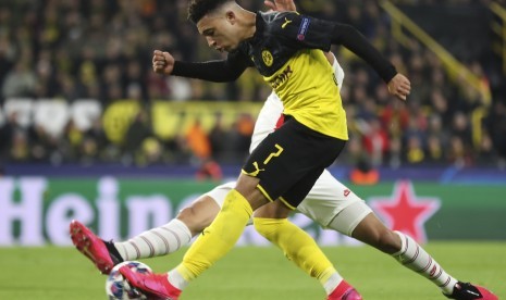 Pemain depan Borussia Dortmund Jadon Sancho (kanan) 