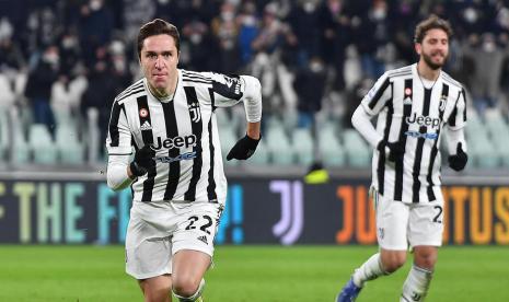 Pemain depan Juventus Federico Chiesa (kiri) berselebrasi seusai mencetak gol ke gawang Napoli dalam pertandingan Serie A Liga Italia di Stadion Allianz Turin, Jumat (7/1/2022). Juventus ditahan imbang Napoli 1-1..